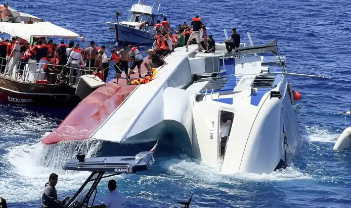 Girne açıklarında yolcu gemisi battı.