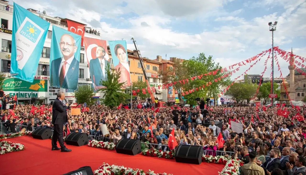MANSUR YAVAŞ AKSARAY'DA BÜYÜK COŞKUYLA KARŞILANDI.