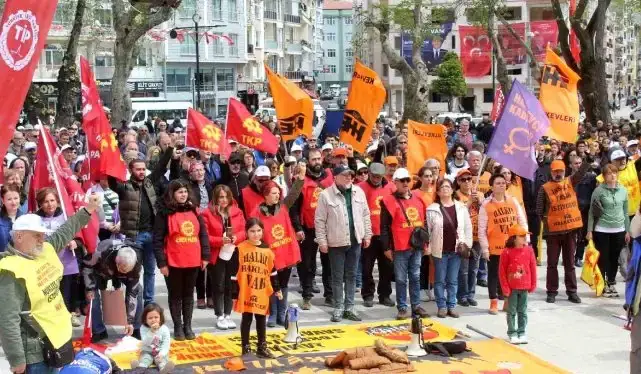 İşçilerin kaybedecek hiçbir şeyi yok, ama kazanacak tüm dünyaları var....