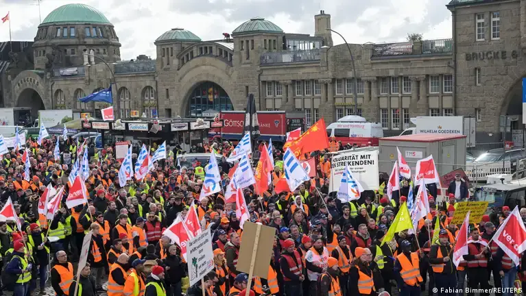 AVRUPA'DA SOKAKLAR HAREKETLİ: PROTESTO DALGASI YAYILIYOR, FRANSA YANGIN YERİ