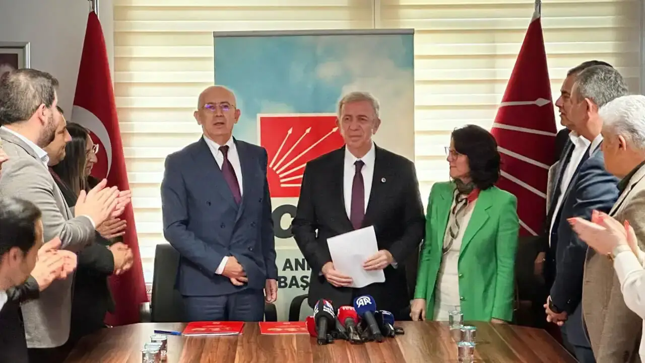 MANSUR YAVAŞ BÜYÜKŞEHİR BELEDİYE BAŞKANLIĞI İÇİN, BİR BEŞ YILA DAHA İMZA ATMAK ADINA ADAYLIĞINI AÇIKLIYOR..