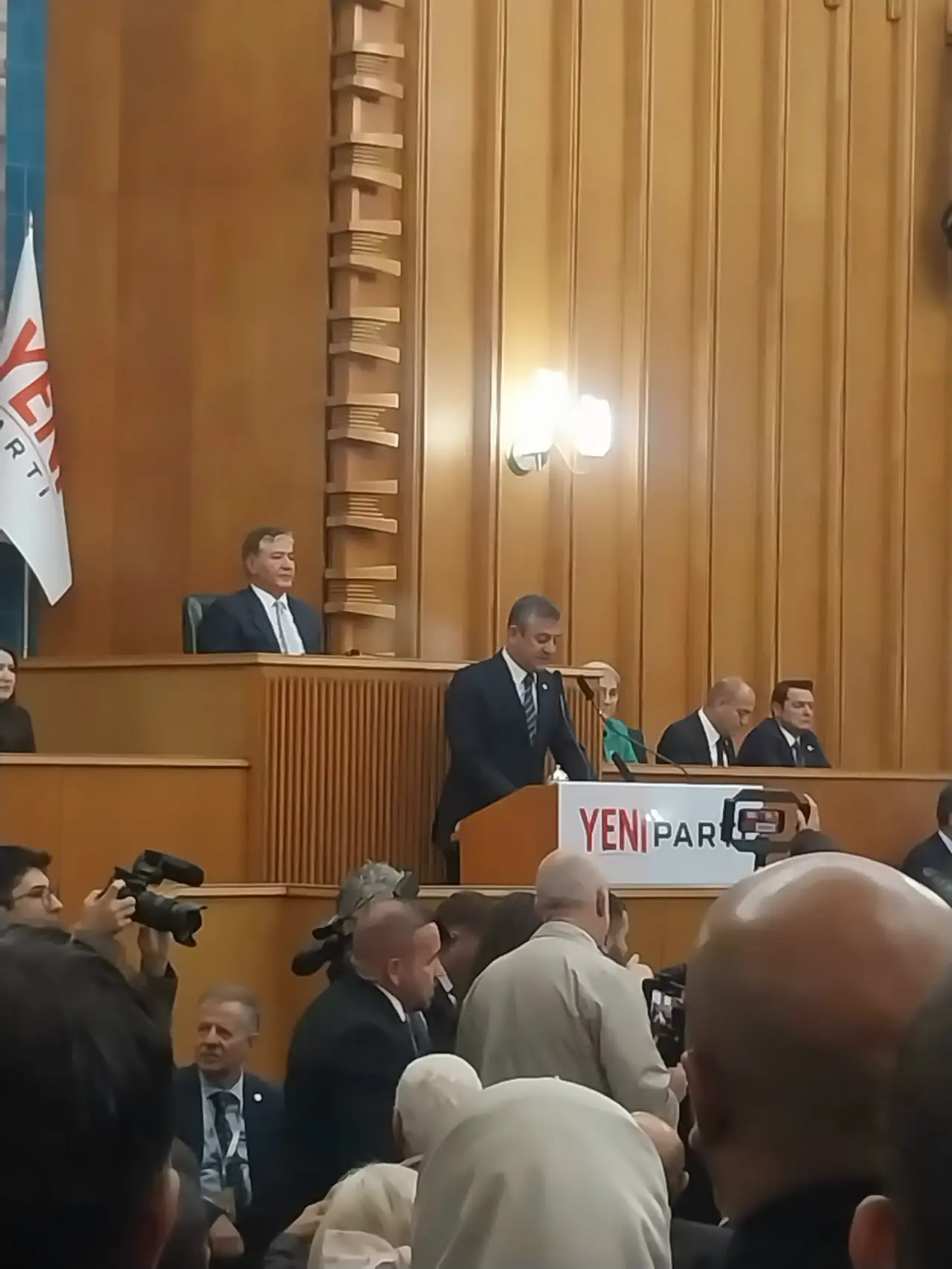 Yeni Parti Genel Başkanı Meclis grubunda konusuyor.