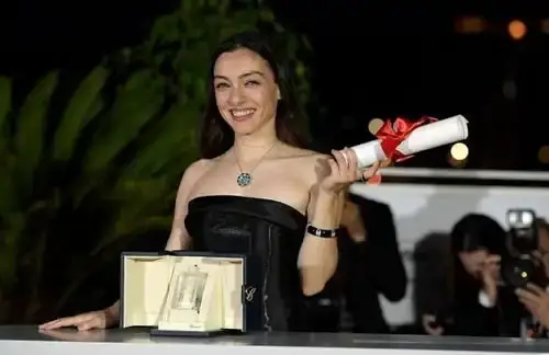 MERVE DİZDAR CANNES FİLM FESTİVALİ'NDE EN İYİ KADIN OYUNCU ÖDÜLÜNÜ ALDI.