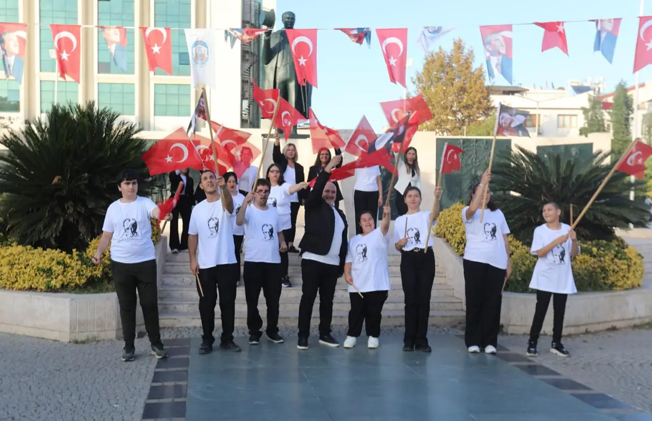 EFES SELÇUK’TA ENGEL TANIMAYAN GENÇLERDEN CUMHURİYET COŞKUSU