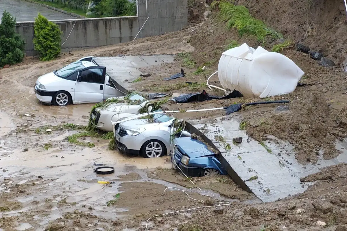 SAMSUN'DA İSTİNAT DUVARI YIKILDI
