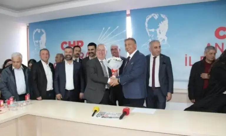 Haydar ERSEVEN, CHP Ankara 2.Bölge Milletvekiliği başvurusu sonrası basın açıklamasını CHP Ankara İl Merkezinde gerçekleştirdi.