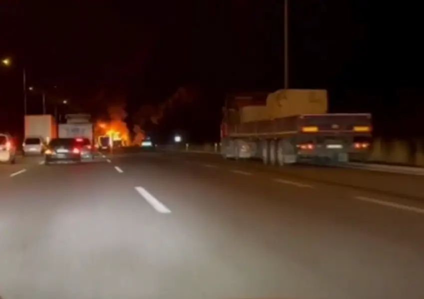 BOLU OTOYOLUNDA KORKU DOLU ANLAR: YOLCU OTOBÜSÜ ALEV ALEV YANDI!