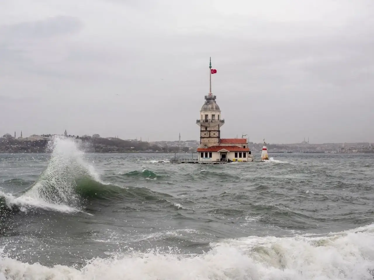 AKOM'dan İsatnbul için uyarı  Kuvvetli yağış ve fırtına etkli olacak.