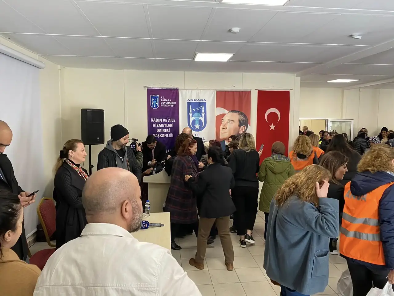 Ankara Büyükşehir Belediyesi’nin düzenlediği Muhtarlarla beraber Bala Kesikköprüye depremzedelere yardım etkinliği