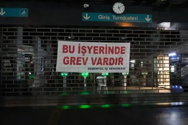İZMİR'DE İŞÇİLER GREVE GİTTİ.