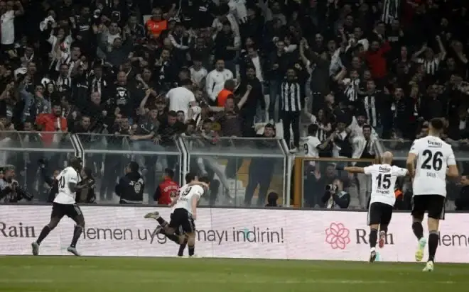 BEŞİKTAŞ DERBİDE GALATASARAY'I DEVİRDİ, ŞAMPİYONLUK YARIŞINI ALEVLENDİRDİ.