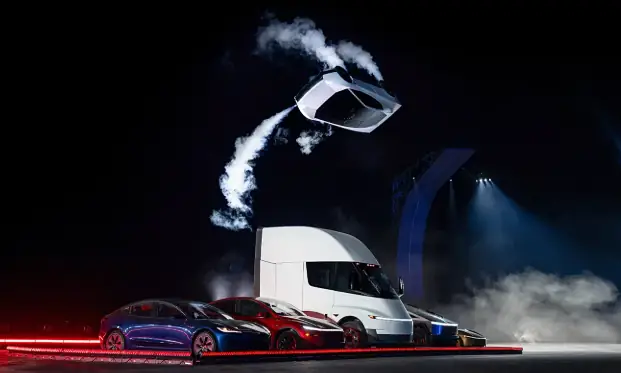 ELON MUSK’TAN DEVRİMSEL TANITIM: "UÇAN" TESLA ROADSTER SAHNEYE ÇIKTI!