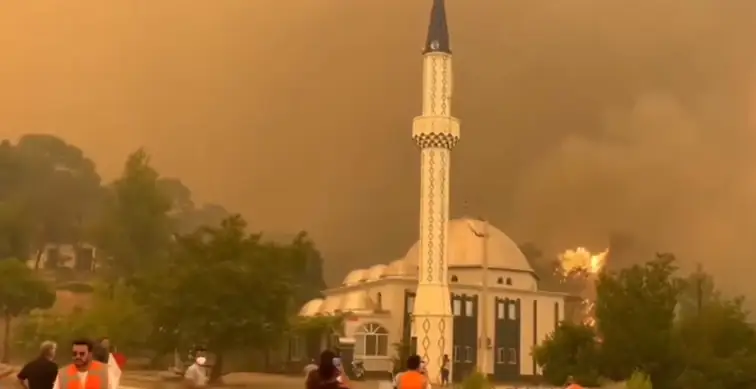 3 İLDE ORMAN YANGINLARI BÜYÜYOR.ANTALYA KUMLUCA YOLU KAPATILDI..