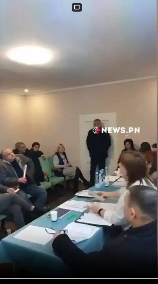 Keretskovsky köyü meclis binasındaki toplantıya Ukraynalı milletvekili el bombası ile saldırdı 1 ölü, 26 yaralı.